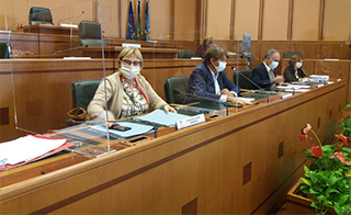 L'assessora Sartore e il presidente Refrigeri durante la seduta della IV commissione in aula consiliare.
