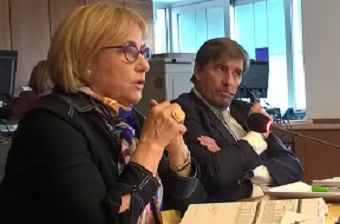 L'assessore al Bilancio, Alessandra Sartore, e il presidente della quarta commissione, Fabio Refrigeri, durante le audizioni in sala Etruschi.