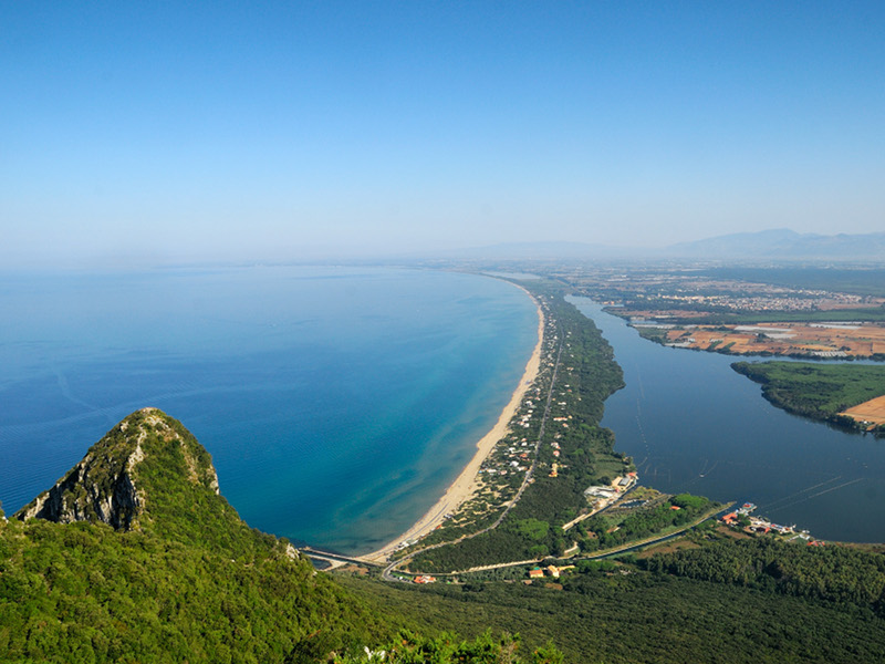 La duna costiera e i laghi (foto di Marco Buonocore, tratta dall'archivio Multimedia dell'Ente nazionale Parco del Circeo).