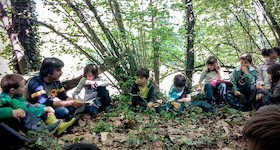 Un momento di educazione nel bosco con i bambini