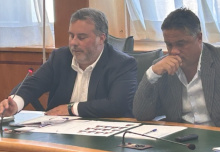 Il presidente Nobili (a sinistra), durante la seduta della commissione