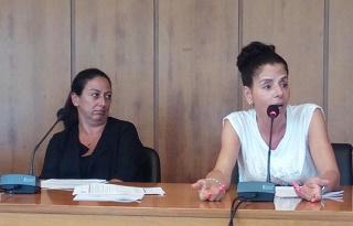 Un momento dei lavori della decima commissione: le consigliere Gaia Pernarella (M5s, a sinistra) e Laura Cartaginese (FI).