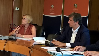 L'assessore al Bilancio, Alessandra Sartore, e il presidente della quarta commissione, Fabio Refrigeri, durante i lavori in sala Etruschi.