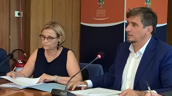 L'assessora Sartore e il presidente della commissione Bilancio, Fabio Refrigeri, in una immagine di repertorio.