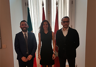 Il presidente Mauro Buschini e Gianluca Quadrana con Maria Eugenia Carballedo a Madrid.
