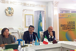 Aliya Kozhabekova, direttrice della Biblioteca nazionale kazaka, Stefano Ravagnan, ambasciatore italiano in Kazakistan, e il presidente Daniele Leodori.