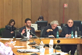 L'assessore Mauro Buschini durante la relazione. Accanto il vicepresidente della commissione Bilancio, Daniele Mitolo.