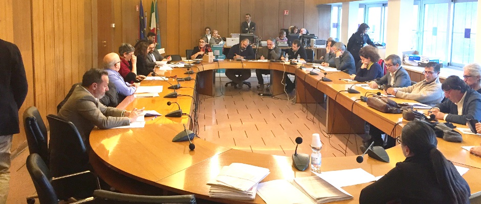 I lavori della commissione Bilancio in sala Etruschi alla Pisana.