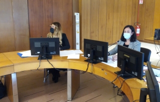 L'assessora Alessandra Troncarelli e la presidente Sara Battisti, durante la seduta della prima Commissione in sala Etruschi.