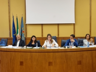 La presidente della decima commissione, Laura Corrotti, durante l'audizione su Santa Colomba. Alla sua destra, i consiglieri Adriano Zuccal, Alessandra Zeppieri, alla sua sinistra il segretario della commissione e la consigliera Marika Rotondi.