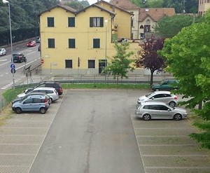 Un'area di parcheggio.
