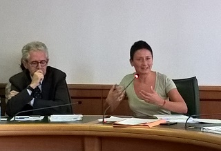 Il consigliere Ciani e la consigliera Bonafoni durante l'esame del Piano sociale regionale in settima commissione. Il consigliere Ciani e la consigliera Bonafoni durante l'esame del Piano sociale regionale in settima commissione.