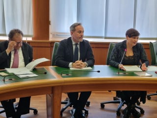La presidente Eleonora Mattia con l'assessore al Bilancio, Giancarlo Righini, e il consigliere Nazzareno Neri, durante la seduta del Co.re.co.co.