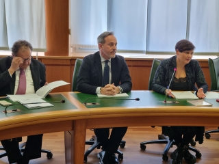 La presidente Eleonora Mattia con l'assessore al Bilancio, Giancarlo Righini, e il consigliere Nazzareno Neri, durante la seduta del Co.re.co.co. La presidente Eleonora Mattia con l'assessore al Bilancio, Giancarlo Righini, e il consigliere Nazzareno Neri, durante la seduta del Co.re.co.co.
