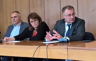 Il direttore generale della Asl di Latina, Casati. Alla sua destra: la dirigente dell’area risorse umane della direzione regionale salute e integrazione socio sanitaria, Solinas, ed Egidio Schiavetti, responsabile della segreteria dell’assessore alla Sanità d'Amato. Il direttore generale della Asl di Latina, Casati. Alla sua destra: la dirigente dell’area risorse umane della direzione regionale salute e integrazione socio sanitaria, Solinas, ed Egidio Schiavetti, responsabile della segreteria dell’assessore alla Sanità d'Amato.