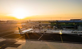 L'aeroporto Leonardo da Vinci al tramonto - foto di AdR L'aeroporto Leonardo da Vinci al tramonto - foto di AdR