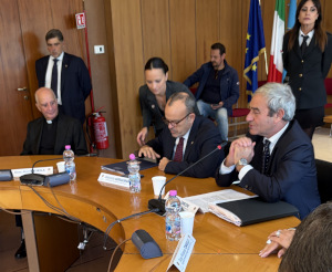 Da sinistra, monsignor Fisichella, Aurigemma e Simeoni. Da sinistra, monsignor Fisichella, Aurigemma e Simeoni.