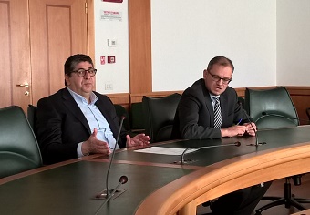 Il presidente della settima commissione, Rodolfo Lena, con il consigliere Emiliano Minnucci. Il presidente della settima commissione, Rodolfo Lena, con il consigliere Emiliano Minnucci.