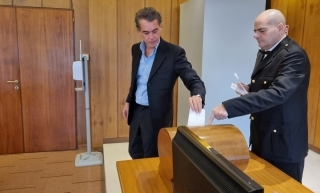 Il neopresidente della XIII commissione, Massimiliano Maselli, durante le operazioni di voto nella sala Etruschi del Consiglio regionale.