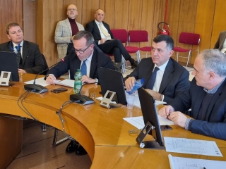 Al centro, l'assessore al Bilancio, Giancarlo Righini e il presidente della quarta commissione, Marco Bertucci.