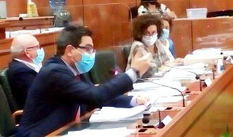 La commissione sanit al lavoro nell'Aula consiliare dell'era Covid-19. In primo piano l'assessore D'Amato. Alla sua sinistra il presidente Simeone e la segretaria della commissione, Paola Marzullo, e Ileana Gagliardi.