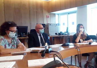 Un momento dei lavori della settima commissione. Da sinistra: la segretaria della commissione, Paola Marzullo, il presidente, Giuseppe Simeone, l'assessora alle politiche sociali, Alessandra Troncarelli. Un momento dei lavori della settima commissione. Da sinistra: la segretaria della commissione, Paola Marzullo, il presidente, Giuseppe Simeone, l'assessora alle politiche sociali, Alessandra Troncarelli.