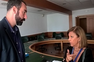Il presidente della terza commissione, Barillari, e la presidente dell'Ordine dei giornalisti del Lazio, Paola Spadari, in una foto di repertorio.