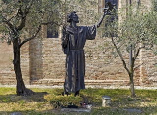 Statua di San Francesco a Treviso (Wikipedia) Statua di San Francesco a Treviso (Wikipedia)