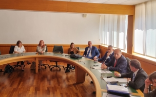 La seduta della XI commissione. La seduta della XI commissione.