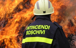 Un addetto all'antincendio.