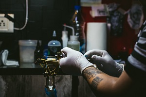 Un tatuatore.