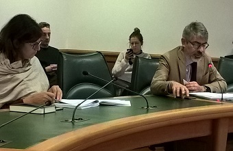 Il consigliere Capriccioli illustra la pl 183 alla prima commissione. Alla sua destra la consigliera Corrado. Il consigliere Capriccioli illustra la pl 183 alla prima commissione. Alla sua destra la consigliera Corrado.