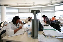 Studenti in biblioteca. Studenti in biblioteca.