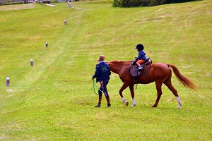 Un bambino a cavallo.