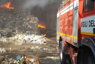 Vigili del fuoco al lavoro per spengere un incendio.