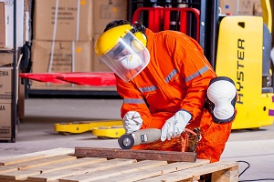 Un operaio al lavoro. Un operaio al lavoro.