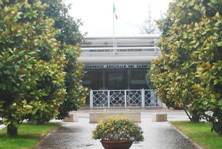 L'ingresso del Consiglio regionale. L'ingresso del Consiglio regionale.