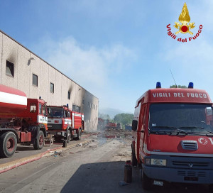 I vigili del fuoco al lavoro alla Mecoris I vigili del fuoco al lavoro alla Mecoris