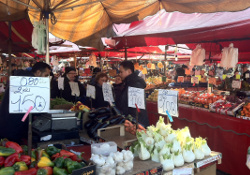 Un mercato rionale. Un mercato rionale.