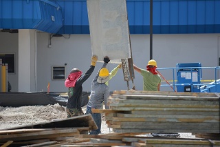 Operai al lavoro in un cantiere. Operai al lavoro in un cantiere.