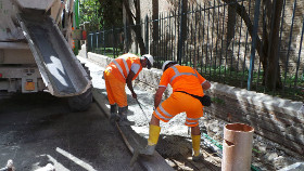 operai al lavoro in un cantiere pubblico