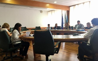Un momento della seduta. Un momento della seduta.