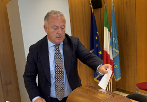 Il neopresidente Sambucci durante la votazione. Il neopresidente Sambucci durante la votazione.