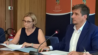 L'assessora Sartore e il presidente della commissione Bilancio, Fabio Refrigeri, in una immagine di repertorio. L'assessora Sartore e il presidente della commissione Bilancio, Fabio Refrigeri, in una immagine di repertorio.