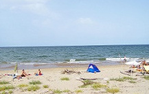 Spiaggia con bagnanti.