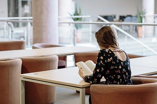 Una studentessa.