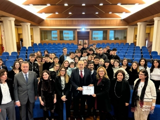 Studenti e docenti dell'istituto Cardarelli di Tarquinia, insieme al presidente del Consiglio regionale del Lazio, Antonello Aurigemma.