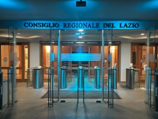 L'ingresso del Consiglio regionale illuminato di verde teal per la Giornata mondiale per l'eliminazione del tumore della cervice uterina.