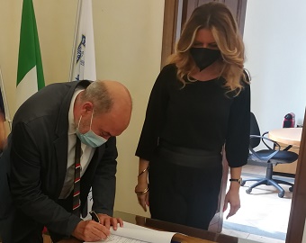 Il Garante dei detenuti a Viterbo, mentre firma il protocollo d'intesa. Alla sua sinistra, l'assessora Troncarelli.