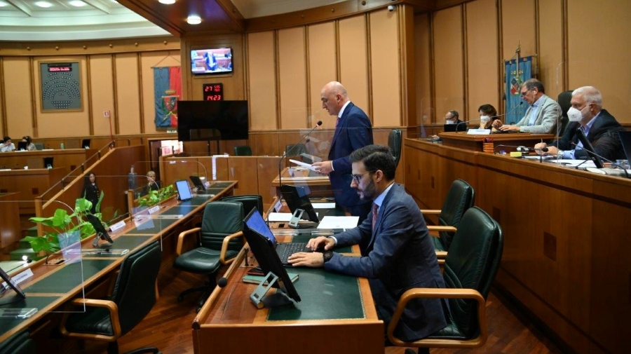 Gli scranni della presidenza durante la seduta sull'assestamento di bilancio.